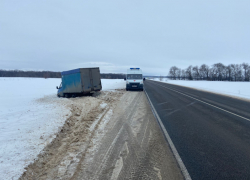 Автомобилист погиб в грузовике после съезда в кювет под Воронежем 