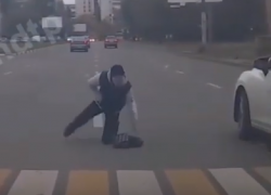 Момент наезда на неубиваемого пешехода сняла камера в Воронеже