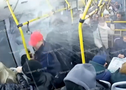 Дорожный знак пробил стекло автобуса в Воронеже - есть видео