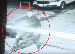 Нелепый и вредительский поступок самокатчика сняла камера видеонаблюдения в Воронеже