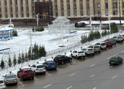 Королевская парковка BMW под окнами правительства удивила воронежцев