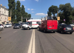 Машина скорой помощи попала в ДТП в центре Воронежа
