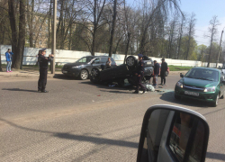 Опубликованы жуткие фото с перевернувшимся Renault в Воронеже