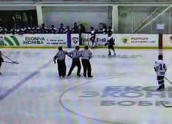 Не мог стоять на ногах: странное поведение судьи детского хоккея попало на видео в Воронежской области