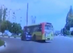 Момент жесткого ДТП легковушки и автобуса попал на видео в Воронеже