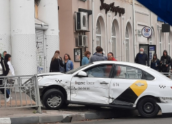 Опубликовано фото жесткого ДТП с такси в центре Воронежа 