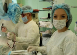 Имплантат для фиксации позвоночника впервые установили пациентке в Воронеже