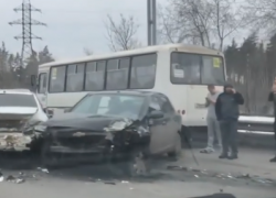 Как разворотило иномарки после массового ДТП с автобусом, показали в Воронеже 