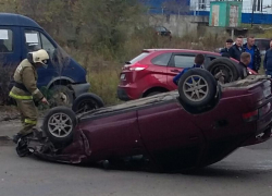 Жуткие последствия ДТП с перевернутой Lada сняли в Воронеже