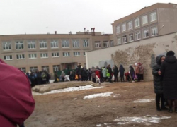 Опубликованы фото школы в момент эвакуации учеников в Воронеже 