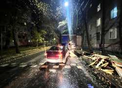 Пьяный водитель сбил грузившую доски девушку в Воронеже