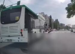 Еще бы полсекунды и…: водитель автобуса, чуть не сбивший женщину на зебре, получил штраф 