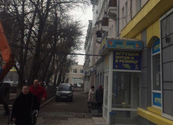 Воронежцы пришли в ужас от огромных камней, летящих им на головы над магазином игрушек