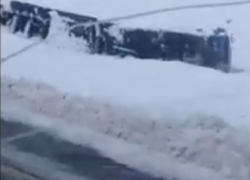 Вылетевшая с трассы под Воронежем фура попала на видео
