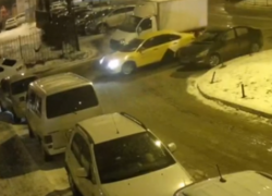 Таксист протаранил припаркованный автомобиль в воронежском дворе 