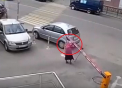Шлагбаум атаковал бабушку на парковке в Воронеже
