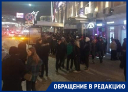 Огромная очередь образовалась у воронежского клуба в период бешенного роста заражений COVID-19