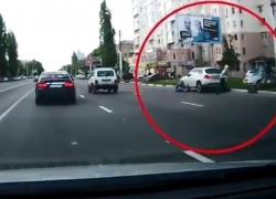Жестокое нападение на хозяйку дорогой иномарки в центре Воронежа попало на видео