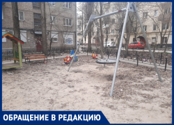 Скелеты птиц и шприцы: жуткую картину заметили на детской площадке в Воронеже 