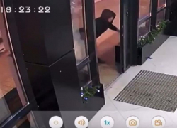 Жёсткое выламывание входной двери попало на видео в крупном воронежском ЖК 