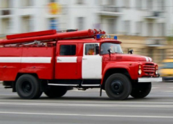 При пожаре в Воронеже сгорела Mazda и пострадал  человек