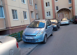 Воронежец возмутился наглой парковкой своих соседей на тротуаре