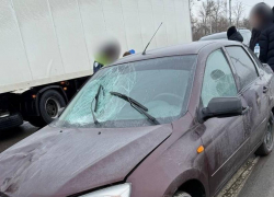 Женщина погибла под колесами отечественной легковушки, переходя дорогу в Воронежской области 