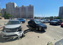 Volkswagen устроил массовое ДТП со сбитыми пешеходами на парковке воронежского ЖК