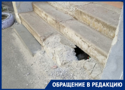 «Снег сошел вместе с цементом»: воронежцы «бодаются» с УК из-за ремонта ступеней 