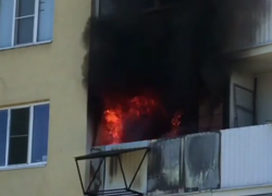 Опубликовано видео горящего балкона в 16-этажном доме в Воронеже 