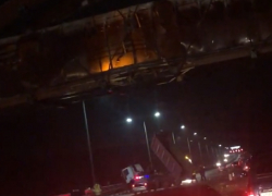 Последствия столкновения фуры с мостом под Воронежем попали на видео