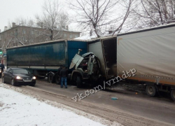 Двухкилометровую пробку собрала авария с фурами в Воронеже