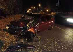 У таксиста начался эпилептический припадок при столкновении с деревом в Воронеже