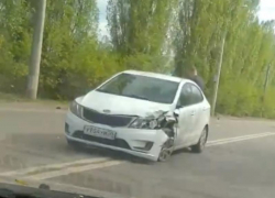 Последствия ДТП на опасном развороте сняли в Воронеже