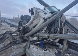 Две фуры не поделили дорогу на воронежском участке М-4 «Дон» и столкнулись: есть погибший