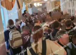 Толпа школьников и один проход: видео из школы Воронежа напомнило метро в час пик