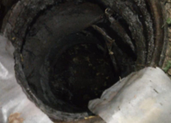 Мама спасла дочь, провалившуюся в открытый люк в Воронеже