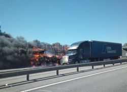 На воронежской трассе огонь до "скелета" уничтожил фуру