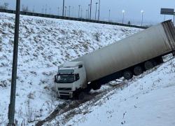  Фура слетела с дороги после столкновения с BMW под Воронежем 