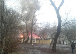 На улице Матросова в Воронеже сгорел торговый павильон