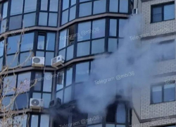 Пепелище: воронежцев эвакуировали из многоэтажки на Беговой из-за пожара