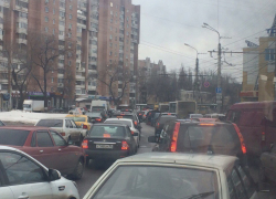Из-за нелепой аварии Московский проспект в Воронеже встал в пробку 