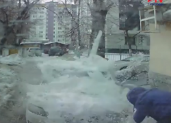 На видео попало ужасающее падение ледяной глыбы, едва не убившей двух воронежцев в центре города 