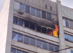 Опубликовано видео горящей многоэтажки в Воронеже