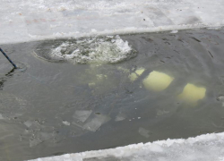 Водитель утопил Lexus, решив проверить на прочность лед Воронежского водохранилища