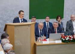 Председатель воронежской облдумы Юрий Матузов выступил с речью об Игоре Есауленко в стенах ВГМУ