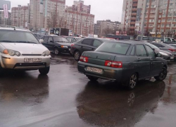 Воронежцы поразились наглостью автомобилиста, припарковавшегося на середине дороги в Воронеже