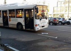 Водитель автобуса с номерами "ХАМ" устроил крупную аварию и разбил три легковушки в центре Воронежа