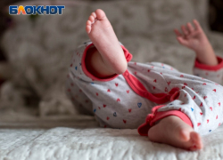 Мать выбросила младенца в ведро, а после закопала около дома в Воронежской области