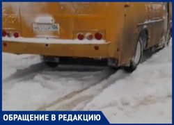 Автобус застрял в снегу у школы под Воронежем 